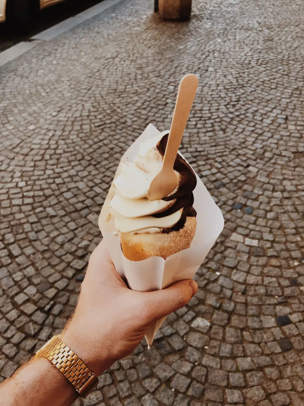 Foto contoh dari Pexels: tangan memegang soft serve dalam cone — bukan produk itsumō TART