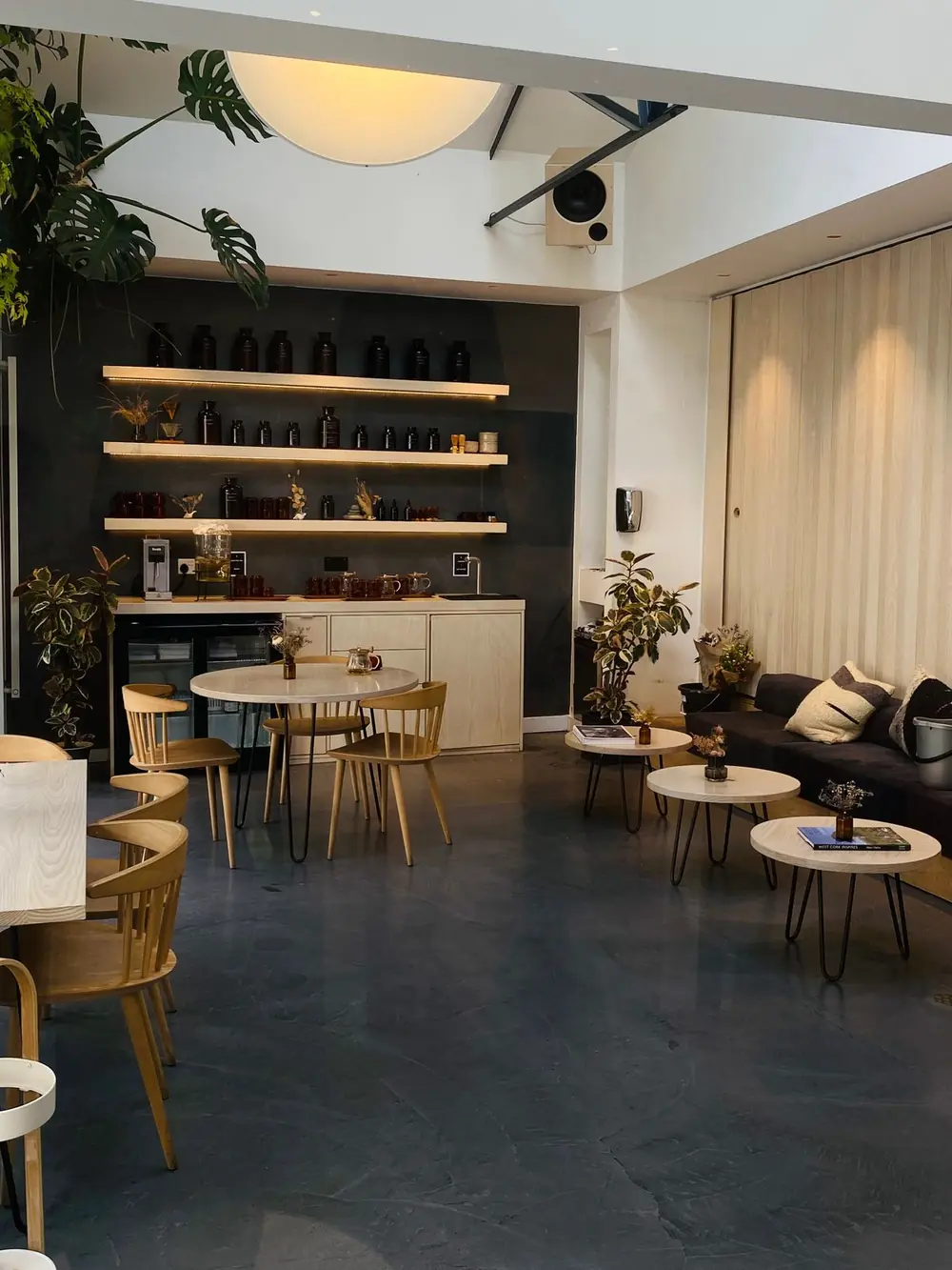 Foto contoh dari Pexels: interior kafe minimalis dengan furnitur kayu dan pencahayaan lembut — bukan interior itsumō TART